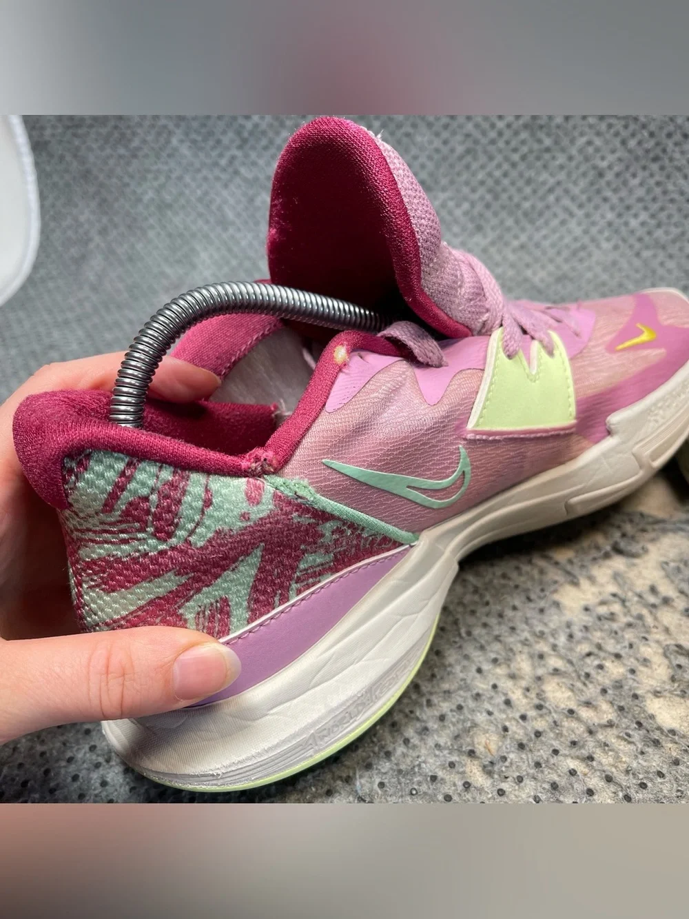 Nike Kyrie Low 5 Pink Basketball Shoes Size 9 Women’s